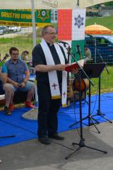 Župnik Vinko Čonč je blagoslovil zbrane in prenovljeno igrišče